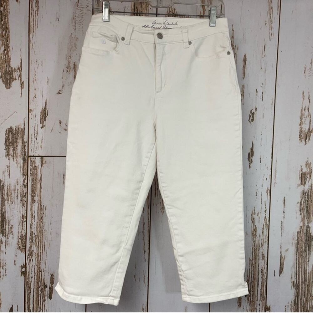 Gloria Vanderbilt, Amanda White Capris. Size 8. In excellent condition!